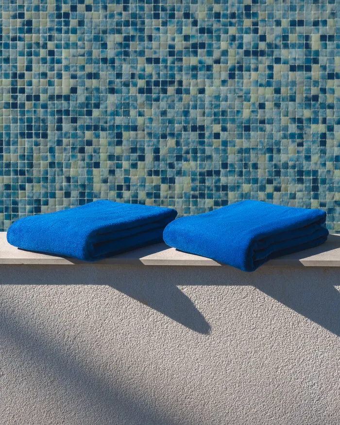 BYROSH blue pool towels on the pool edge