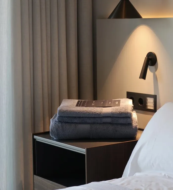 BYROSH Taupe towel set in a hotel room
