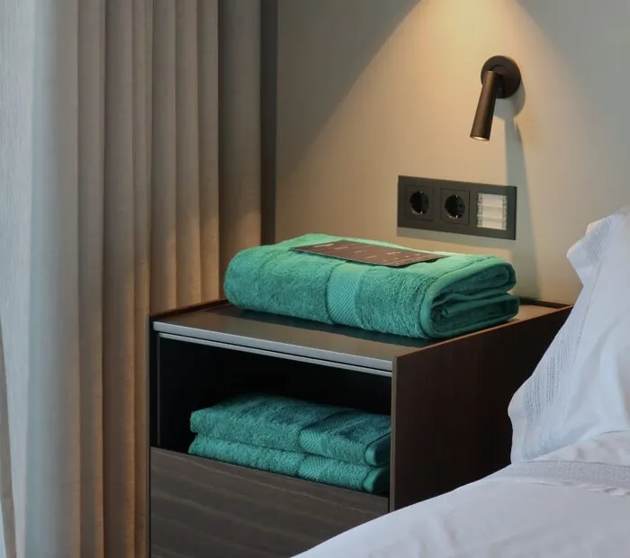 BYROSH Tiffany towel set in a hotel room